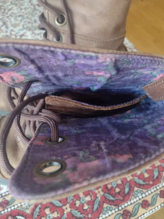 Dr Martens 7-7.5 brown boots - Picture 2 of 4